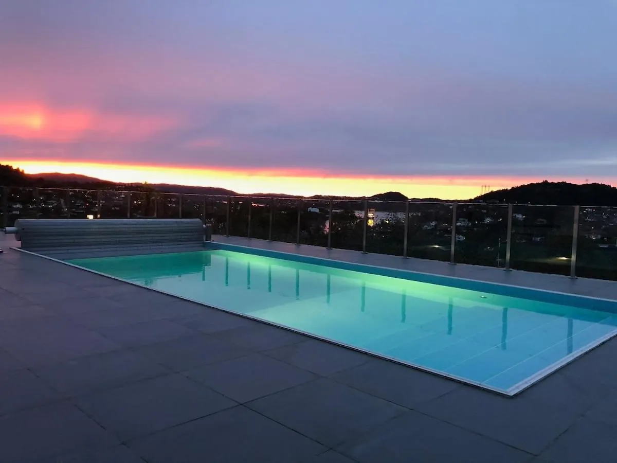 Villa With Heated Pool And Magnificent View برغن