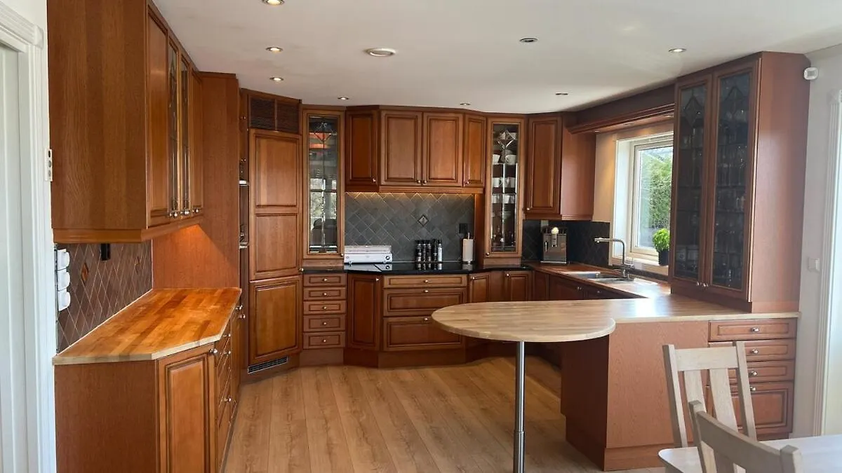 Villa With Heated Pool And Magnificent View برغن