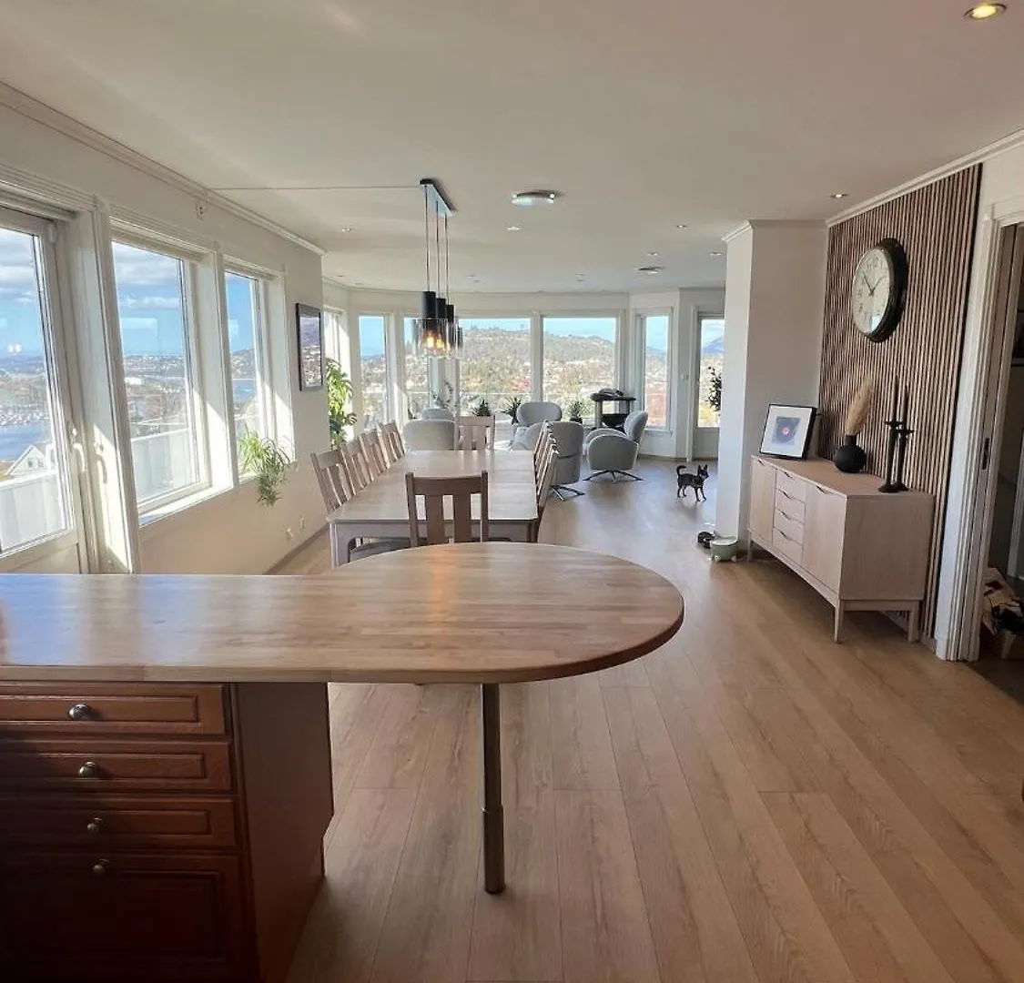 Villa With Heated Pool And Magnificent View برغن